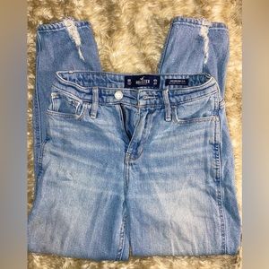 Hollister high rise mom jeans. Size:0R.
Width: 24. Length: 27.